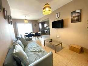 2Br Apt - 5mins walk to the Beach with Netflix access